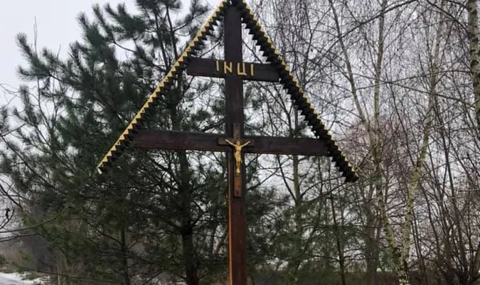Лучани облаштували сквер для відпочинку, а церква поставила там хрест (фото)