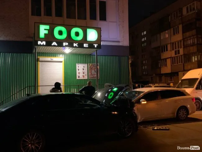 У Луцьку Lexus протаранив припарковані авто (фото, відео)