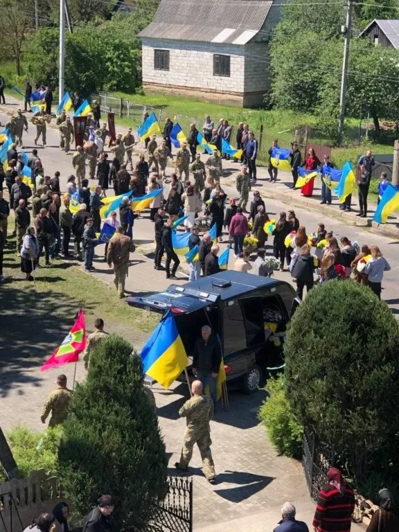 На Волині попрощалися з померлим воїном Сергієм Деркачем (фото)