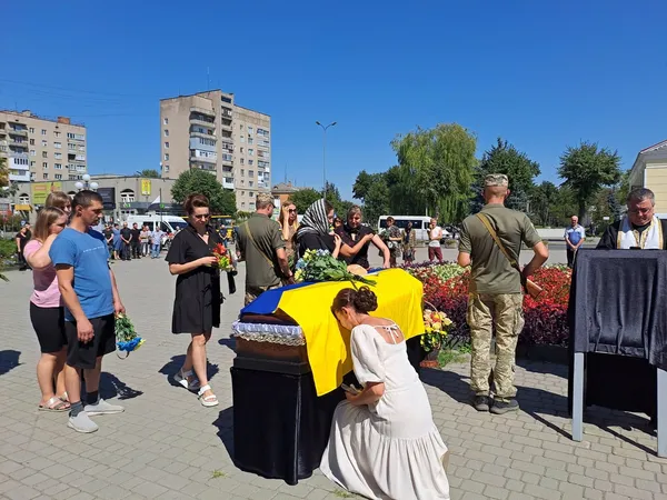 Отримали сповіщення в день 48-річчя: на Волині провели в останню путь воїна Олександра Резванюка (фото)
