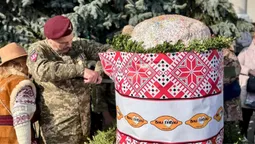 Метр у висоту та 200 кг ваги: на Волині спекли рекордну паску (фото)