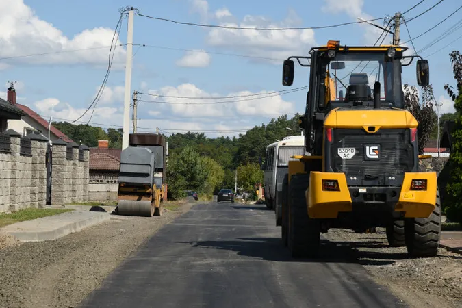 У Луцькій громаді продовжують ремонт доріг: як і де роблять (фото)