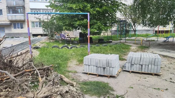 Вкладають бруківку і формують клумби: в Луцьку на проспекті Відродження ремонтують двори (фото, відео)