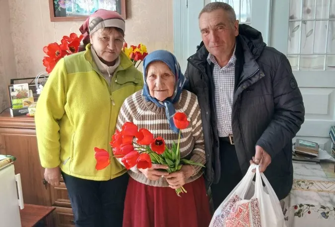 Має 44 онуків і понад 60 правнуків: довгожителька з Волині відзначила 92-річчя