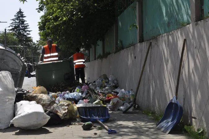 У Луцьку сміттєвози гублять сміття і залишають смердючі калюжі