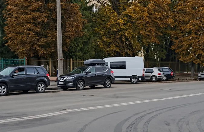 «Все заставлено»: у Луцьку пропонують зробити платним паркування біля обласної лікарні (відео)