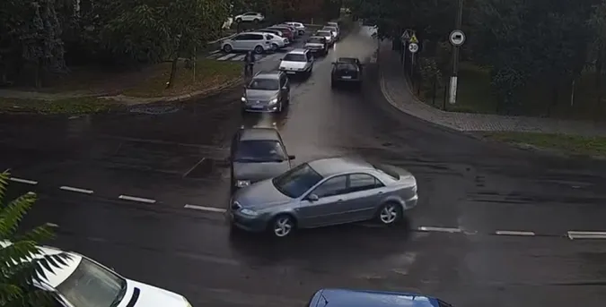 У Луцьку на перехресті ВАЗ в'їхав у «мазду» (відео)
