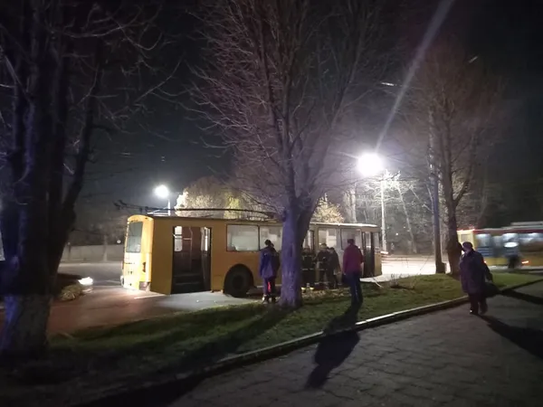 У Луцьку задимівся тролейбус: в районі історичного – затори (фото)