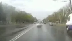 На Волині немовля впало з візка: патрульні допомогли швидко дістатися до лікарні (відео)