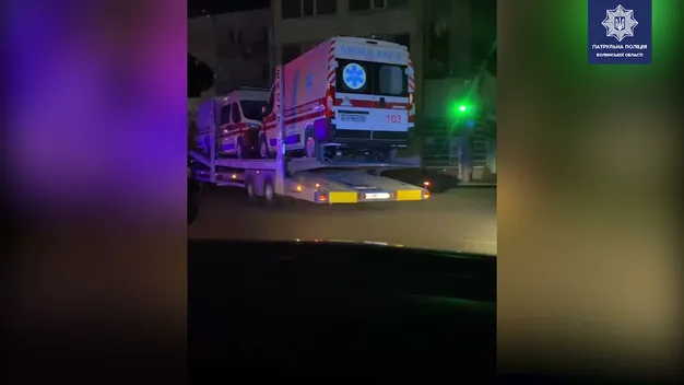 Доставляв «швидкі»: у Луцьку заблукав водій вантажівки (відео)