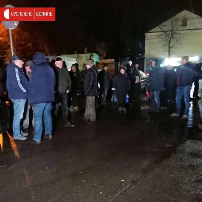 Люди вночі стерегли Старий ринок у Луцьку (фото)