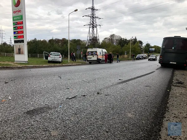 Аварія в Нововолинську: легковик не пропустив автобус (фото)