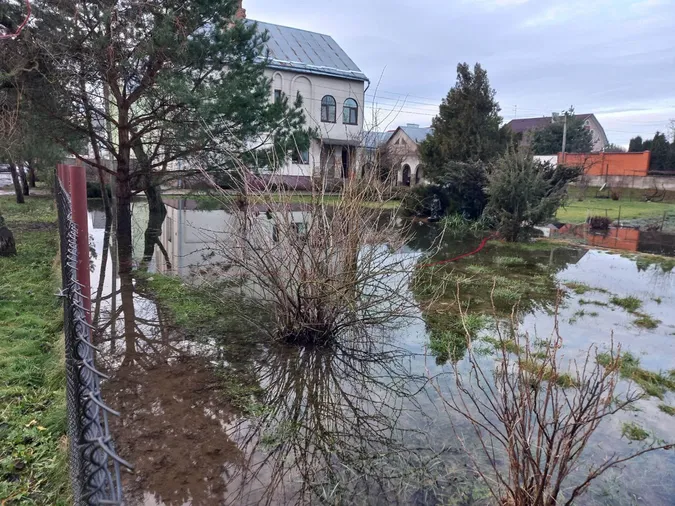 На Волині рятувальники в одному місці лили воду, а в інших – відкачували (фото)