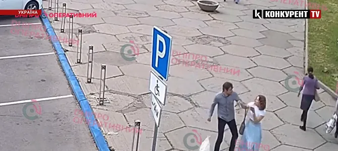 У Дніпрі неадекват за 10 хвилин побив трьох жінок (відео)
