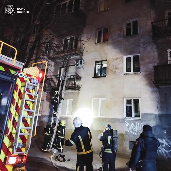 Вибух у Луцьку: з нічної пожежі на Грушевського витягли чоловіка