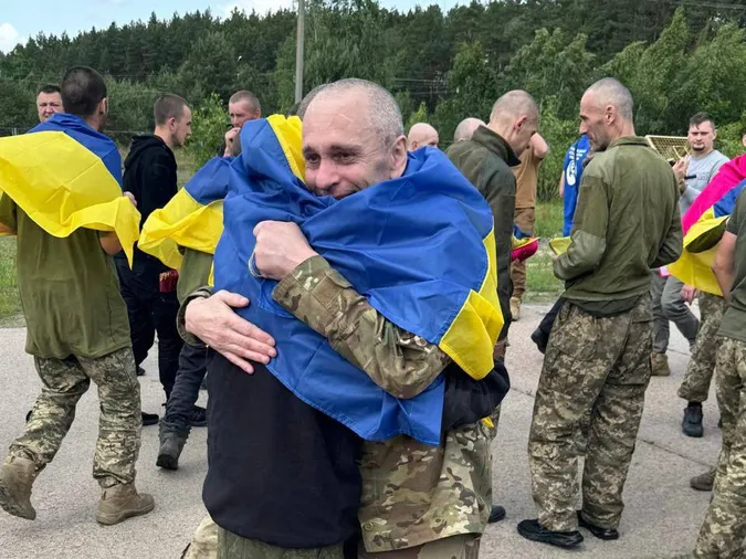 Четвертий обмін за тиждень: в Україну повернулися бійці, які були в полоні з 2022 року (фото)