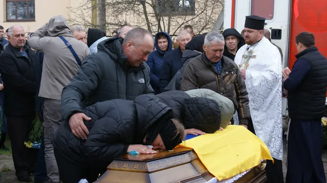 До останнього подиху – за Україну: Рожищенська громада попрощалася з Героєм Сергієм Мандзюком (фото)