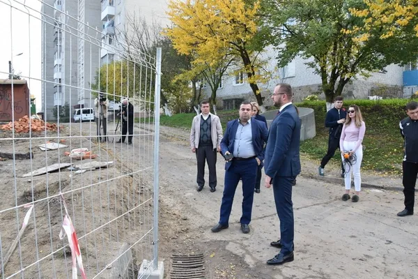 Як ремонтують прибудинкові території у Луцьку (фото)
