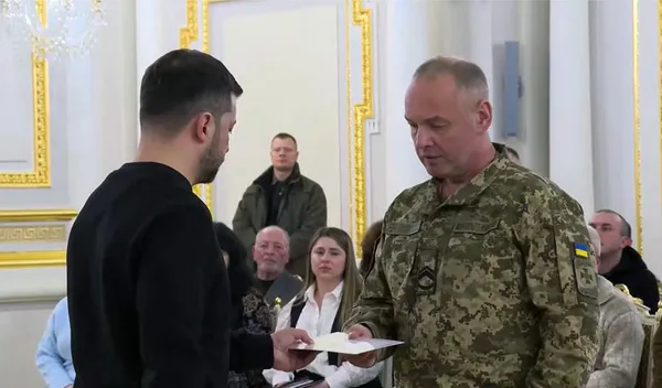 Герой України з Луцька отримав від президента сертифікат на квартиру (фото)