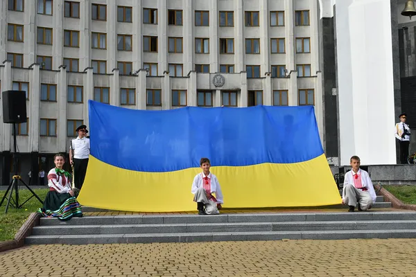 Facebook у синьо-жовтих стягах: волиняни вітають з Днем Державного Прапора (фото)