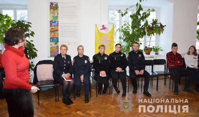 Патрульні пояснили різницю між фліртом і сексуальним домаганням учням (фото)