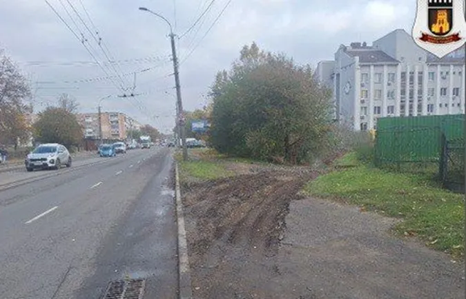 У Луцьку будівельна техніка пошкодила тротуар