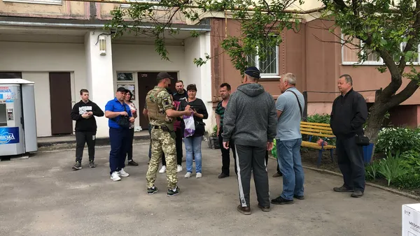 «Свідомі» привезли «сімейні пакунки» у звільнені від окупації містечка Харківщини (фото)