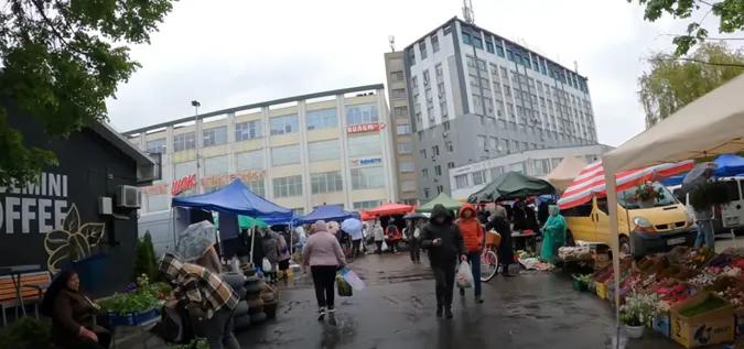 На луцькому ринку біля «Торби» – ажіотаж: по що у дощ йшли покупці (відео)