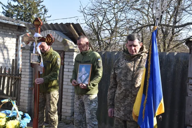 На колінах і зі сльозами: на Волині попрощались з Героєм Василем Філончуком (фото)