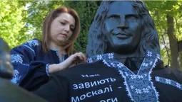 У Луцьку бронзового Скрябіна вдягнули у вишиванку (відео)