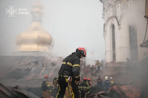 Києво-Печерську лавру зачинили для відвідувачів після удару РФ (фото, відео)