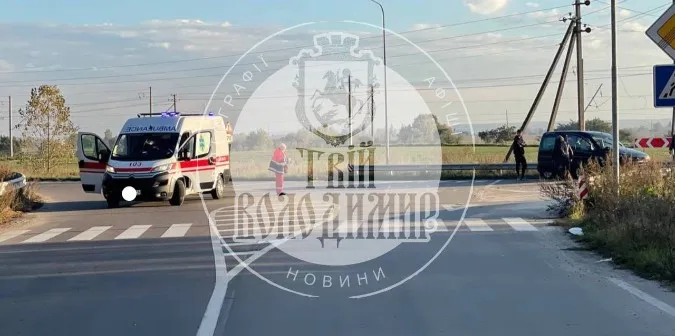 У Володимирському районі зіштовхнулись «швидка» та легковик (фото)