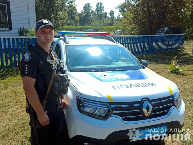 На Сумщині поліцейський витягнув з хати, на яку впав ворожий дрон, поранену жінку (фото)