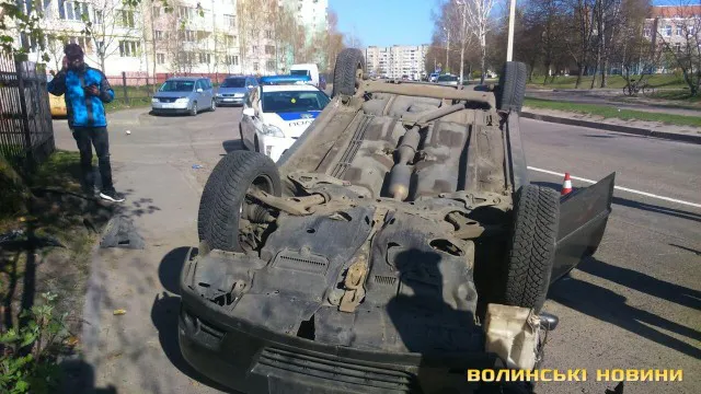 ДТП на Чорновола: авто в'їхало в дерево і перекинулося на дах (фото, оновлено)