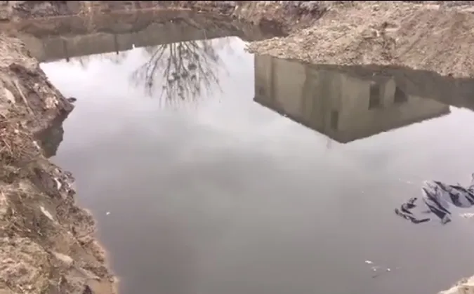 Виритий котлован з водою на території підприємства, в який скидають туші і загортають землею. Це все йде в стічні води