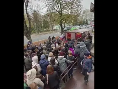 Рвали одяг і майже вибили двері: у Рівному юнаки ломилися у «секонд» (відео)