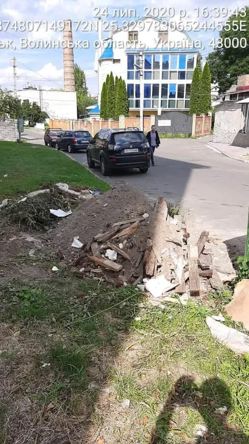 Лучанин висипав гору піску на тротуарі, а будівельне сміття – біля контейнерів (фото)