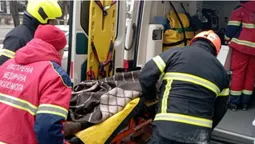 У Луцьку рятувальникам довелося ламати двері, аби допомогти чоловіку (фото)
