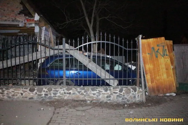 ДТП у Луцьку: водій протаранив гараж та стовп електроопори, а сам втік (фото)