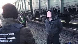 На залізничній станції затримали волинянина, який вантажив у вагон сигарети (фото)