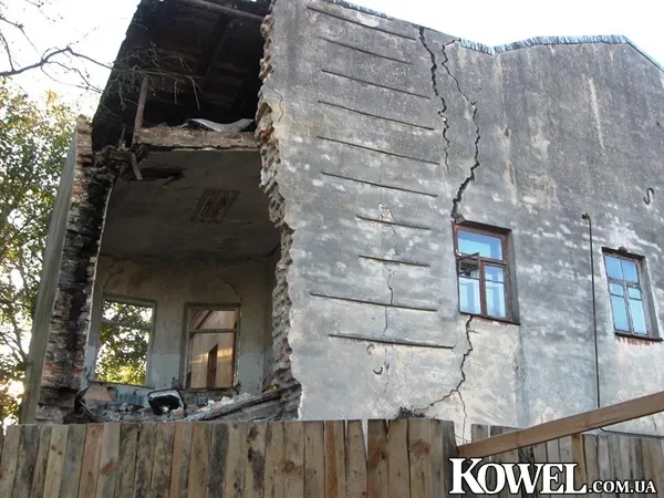 На Волині обвалилася частина старовинного будинку (фото)