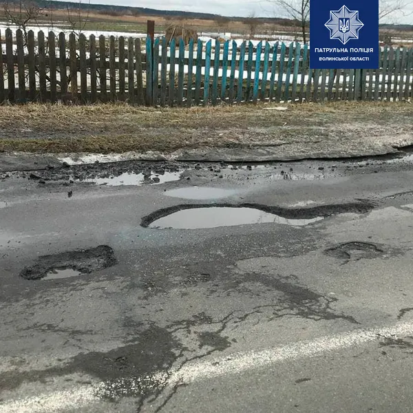 Волинські патрульні шукають і фіксують ями й вибоїни на дорогах (фото)