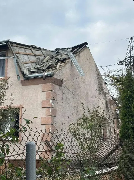 На Львівщині уламки дрона впали на будинки: є постраждалі (фото)