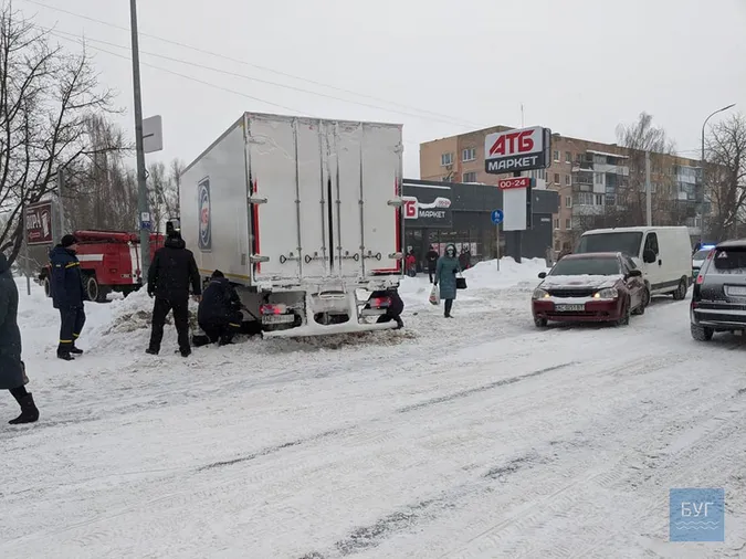 У Володимирі зіткнулися два авто і застрягла у снігу вантажівка (фото)
