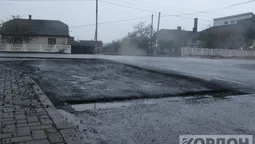Дощ і болото не заважають укладати асфальт на Волині (відео)