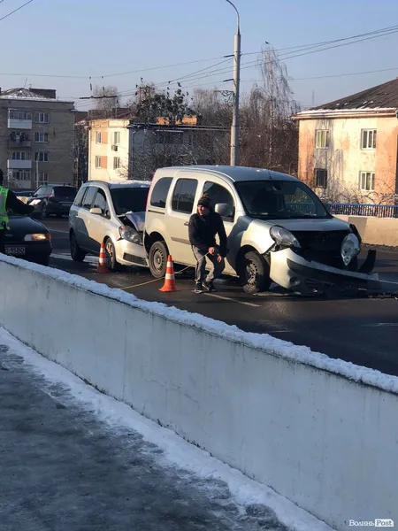 У Луцьку на шляхопроводі сталася подвійна ДТП (фото)