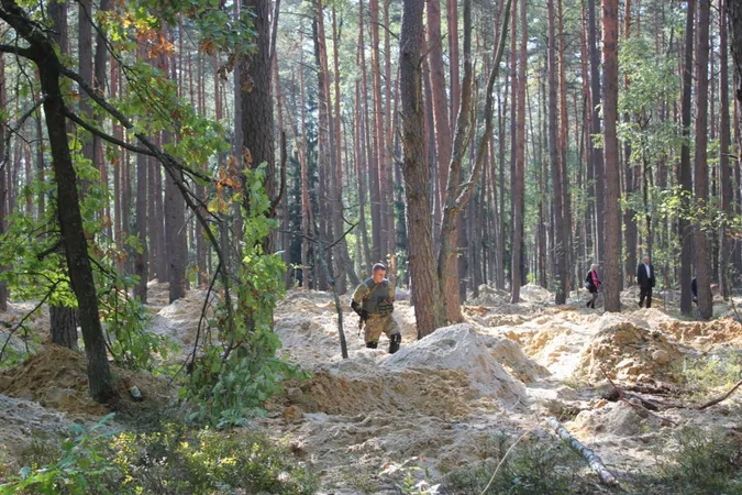 На Волині правоохоронці перепинили тисячну навалу бурштинокопачів з Рівненщини