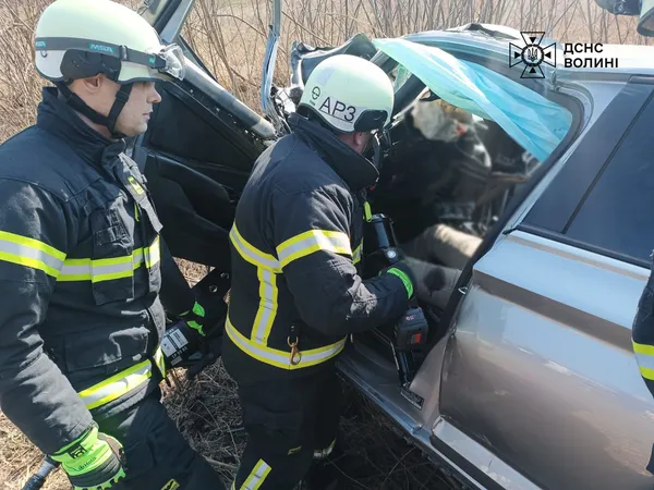 ДТП у Луцькому районі: водія вирізали з розбитого авто (фото)