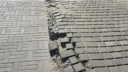 У Луцьку на Соборності паркувальники пошкодили тротуар (фото)