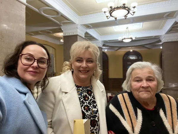Луцькій волонтерці, якій заборонили перевозити загиблих бійців, вручили престижну премію